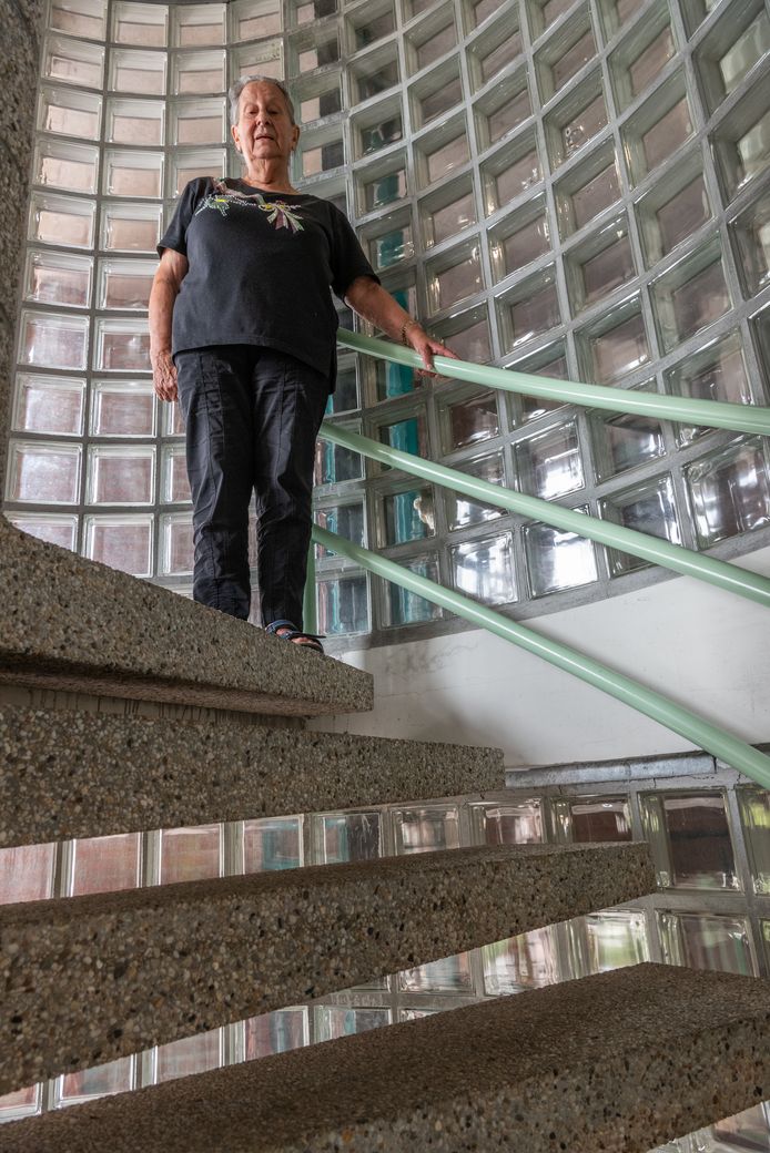 Mevrouw Rasing Elte is slecht ter been en loopt met een rollator. Zij moet vier wenteltrappen nemen om beneden te komen. ,,Dat durf ik niet”, zegt ze.