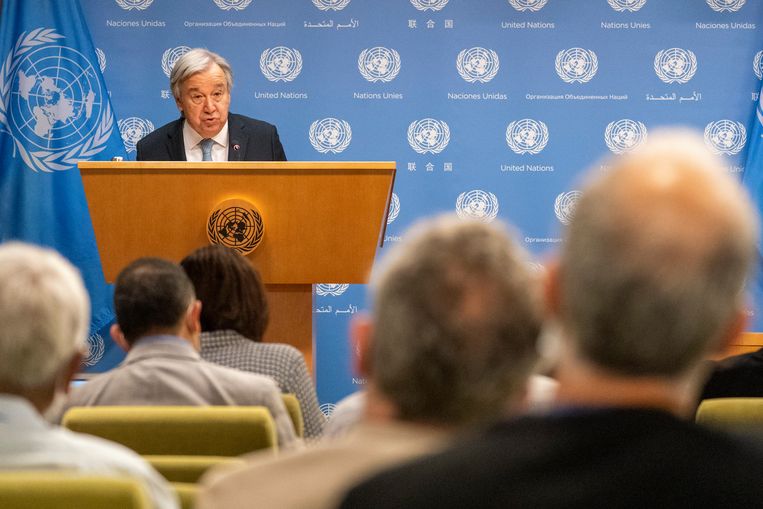 Antonio Guterres tijdens zijn persconferentie over de impact van de oorlog.  Beeld AP