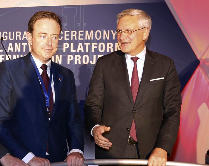 Op 30 november troffen Bart De Wever en Kris Peeters elkaar bij de opening van de vernieuwde olieraffinaderij van Total in de Antwerpse haven.