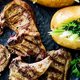 Recept: lamskoteletjes met chimichurri en gepofte aardappelen met kruidenboter