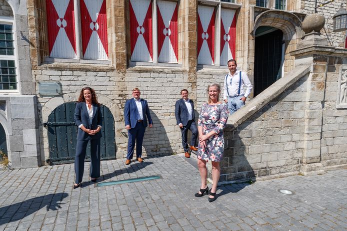 Dit nieuwe college moet Bergen op Zoom financieel en bestuurlijk uit het slop trekken. Volgens het Focusakkoord dat de Bergse politiek schreef, is gemeentelijke herindeling geen taboe. Maar welke 'buren' zouden dat willen?