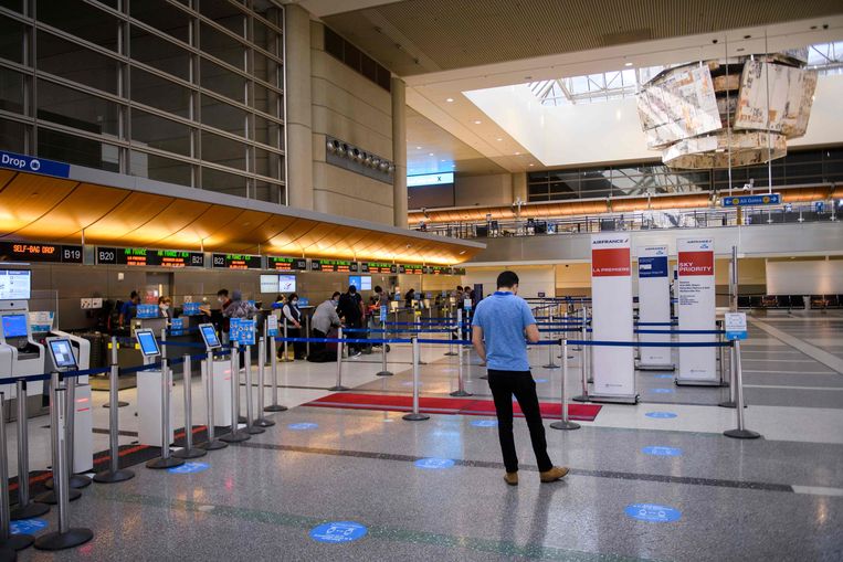 Nog geen lange rijen in de Tom Bradley International Terminal (TBIT) in Los Angeles, maar heel voorzichtig trekt de bezetting in de vliegvelden weer wat aan. Beeld AFP