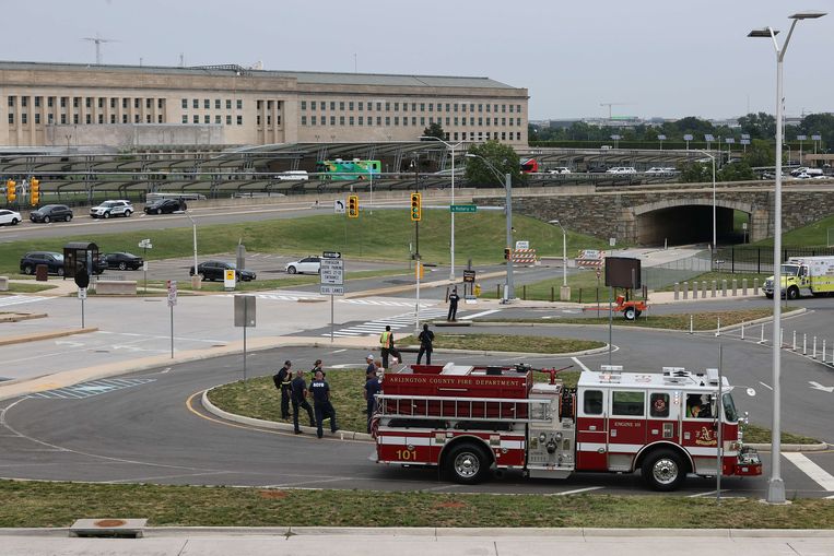 Reddingswerkers voor het Pentagon in Washington DC, Verenigde Staten. Beeld AFP