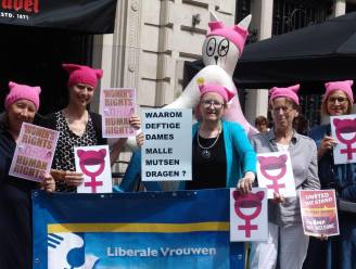Vrouwen protesteren tegen Trump met 'pussyhat'
