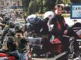Foto links: een illustratiebeeld van een erehaag met motorrijders. Foto rechts: Sabine Vion.