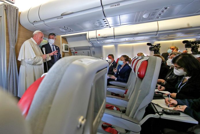 Paus Franciscus op het vliegtuig terug naar huis uit Irak.