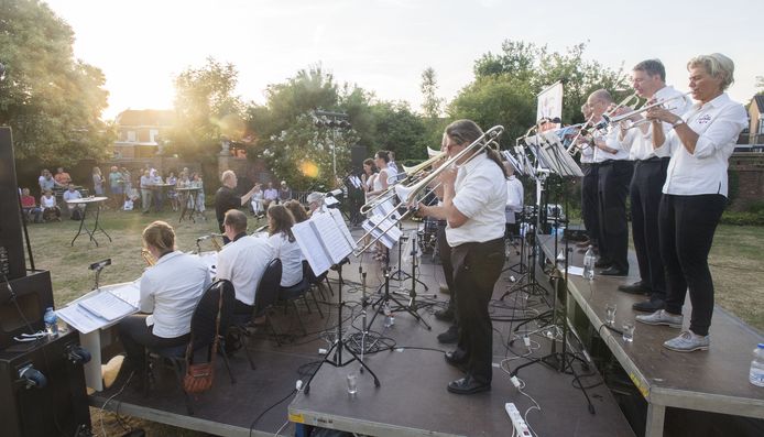 De Big Fun Showband kreeg de  handen op elkaar in de Palthe-tuin.