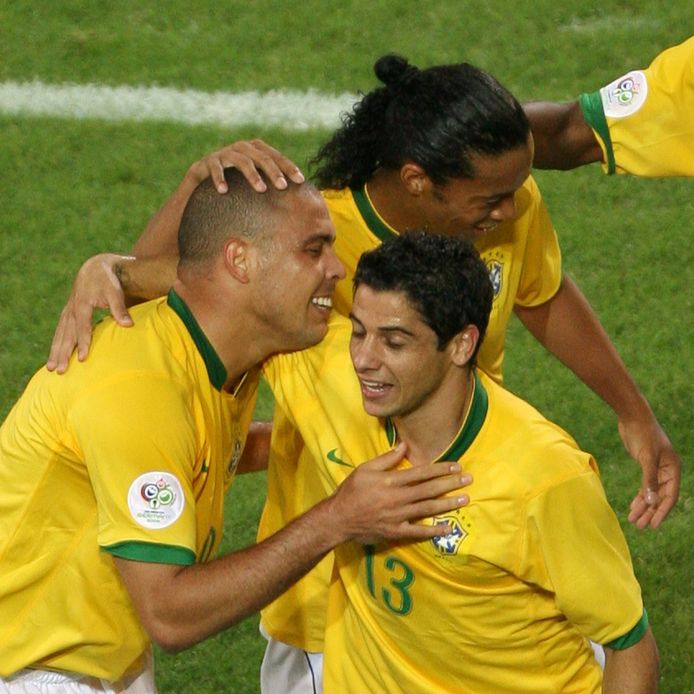 WK 2006: Ronaldo heeft gescoord tegen Japan en wordt gefeliciteerd door Cicinho en Ronaldinho.