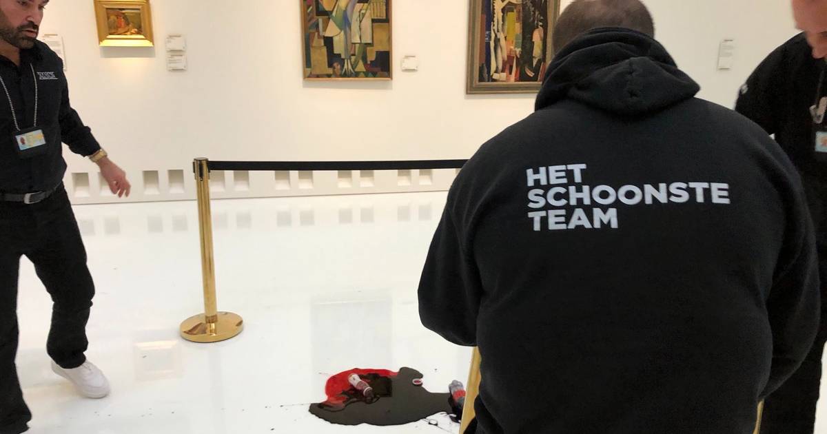 Attivisti versano olio e sangue sul pavimento del Museo di Belle Arti di Anversa |  All’estero