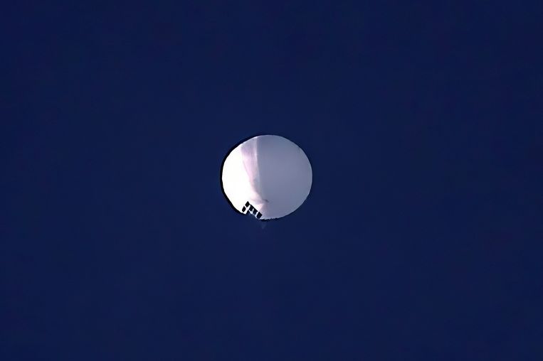 De Chinese spionageballon die momenteel boven Billings zweeft, in de Amerikaanse staat Montana. Beeld AP