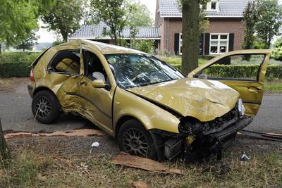 Automobilist gewond; auto zwaar beschadigd in Stevensbeek