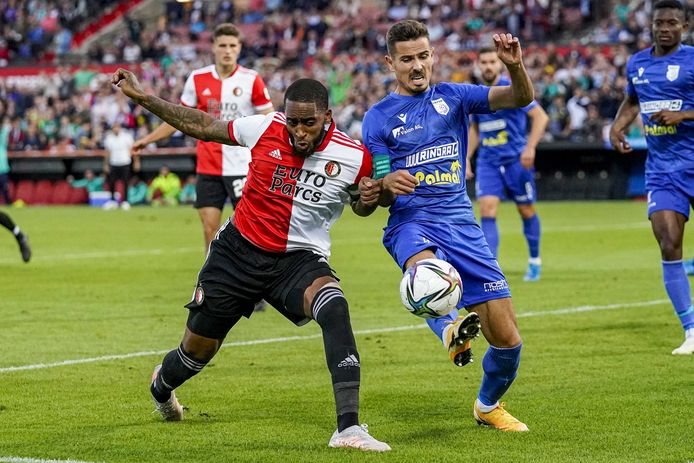 Leroy Fer ging als centrale verdediger twee keer in de fout tegen FC Drita.