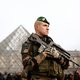 Militair schiet man met mes neer bij Louvre in Parijs
