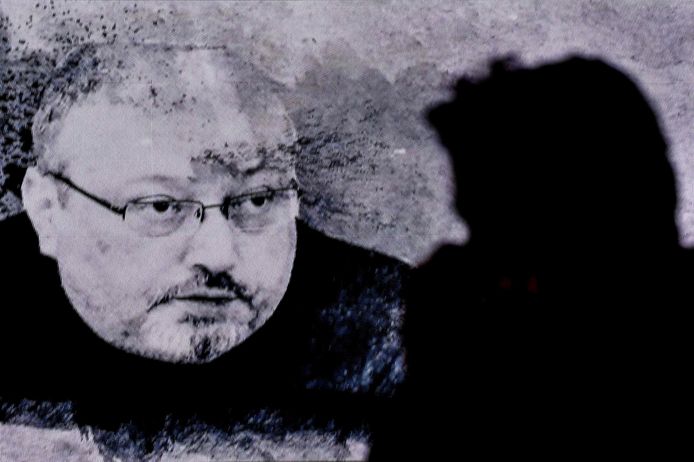 Een foto van Jamal Khashoggi wordt getoond op een herdenkingsplechtigheid.