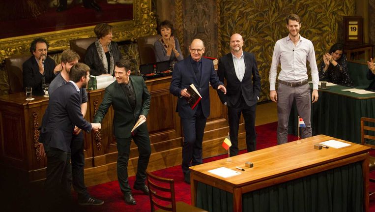 De vier finalisten samen met de presentatoren tijdens het Groot Dictee der Nederlandse Taal in de Vergaderzaal van de Eerste Kamer. Beeld anp