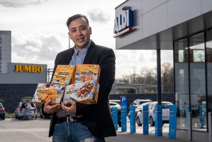 Rachid Boumazoughe met de Ewaja-diepvriessnacks voor filialen van Jumbo en Aldi.