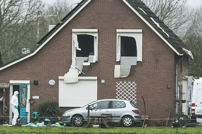 De politie onderzoekt de woningbrand in de Roodwilligenstraat in Duiven waarbij drie doden vielen.