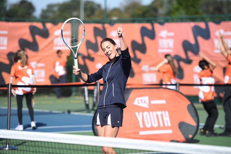 Kate, hertogin van Cambridge, speelt tennis op the LTA Centre in Roehampton. Beeld Getty Images