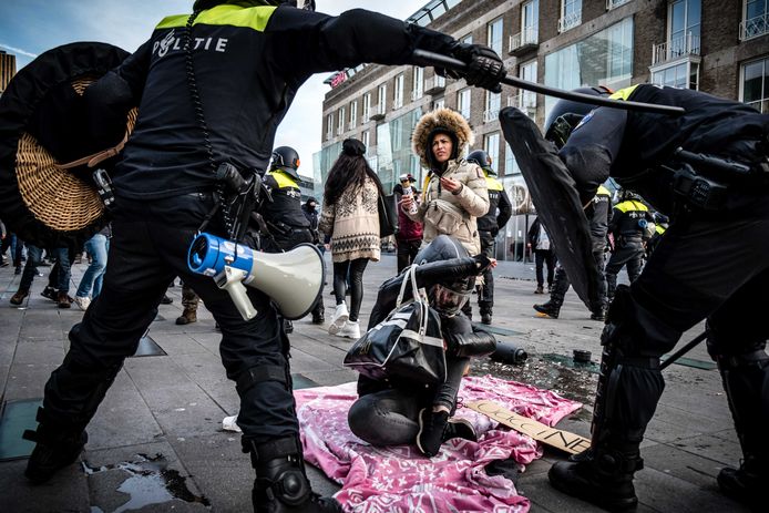 De politie tegenover demonstranten op het 18 Septemberplein in Eindhoven.