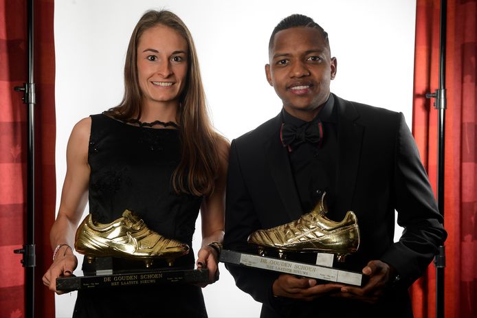 Tessa Wullaert en José Izquierdo poseren fier met hun Gouden Schoen.