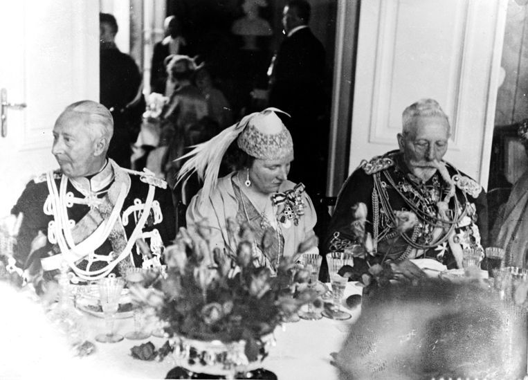 Kroonprinses Juliana met rechts naast haar ex-keizer van Duitsland Wilhelm in mei 1938. Beeld Nationaal Archief/Collectie Spaarnestad