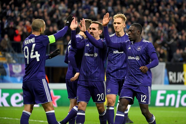 Anderlecht-kapitein Sofiane Hanni viert zijn goal tegen Bayern in de Champions League. Beeld Photo News