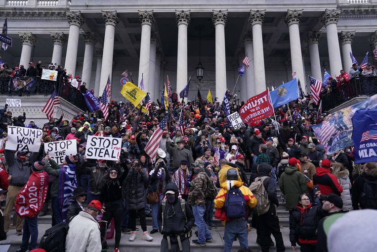 Trumpaanhangers verzamelen zich bij het Capitool.  Beeld Getty Images