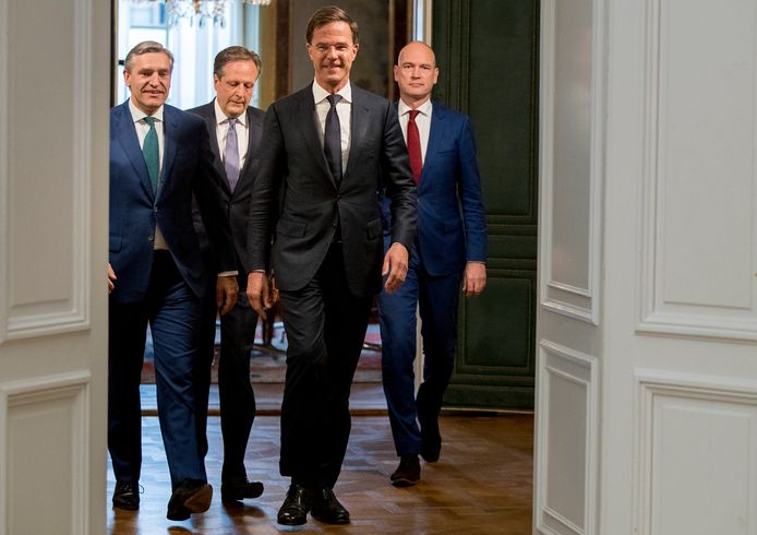 De onderhandelaars Sybrand Buma (CDA, links), Gert-Jan Segers (ChristenUnie, rechts), Mark Rutte (VVD, midden-rechts) en Alexander Pechtold (D66) voor de presentatie van het regeerakkoord.