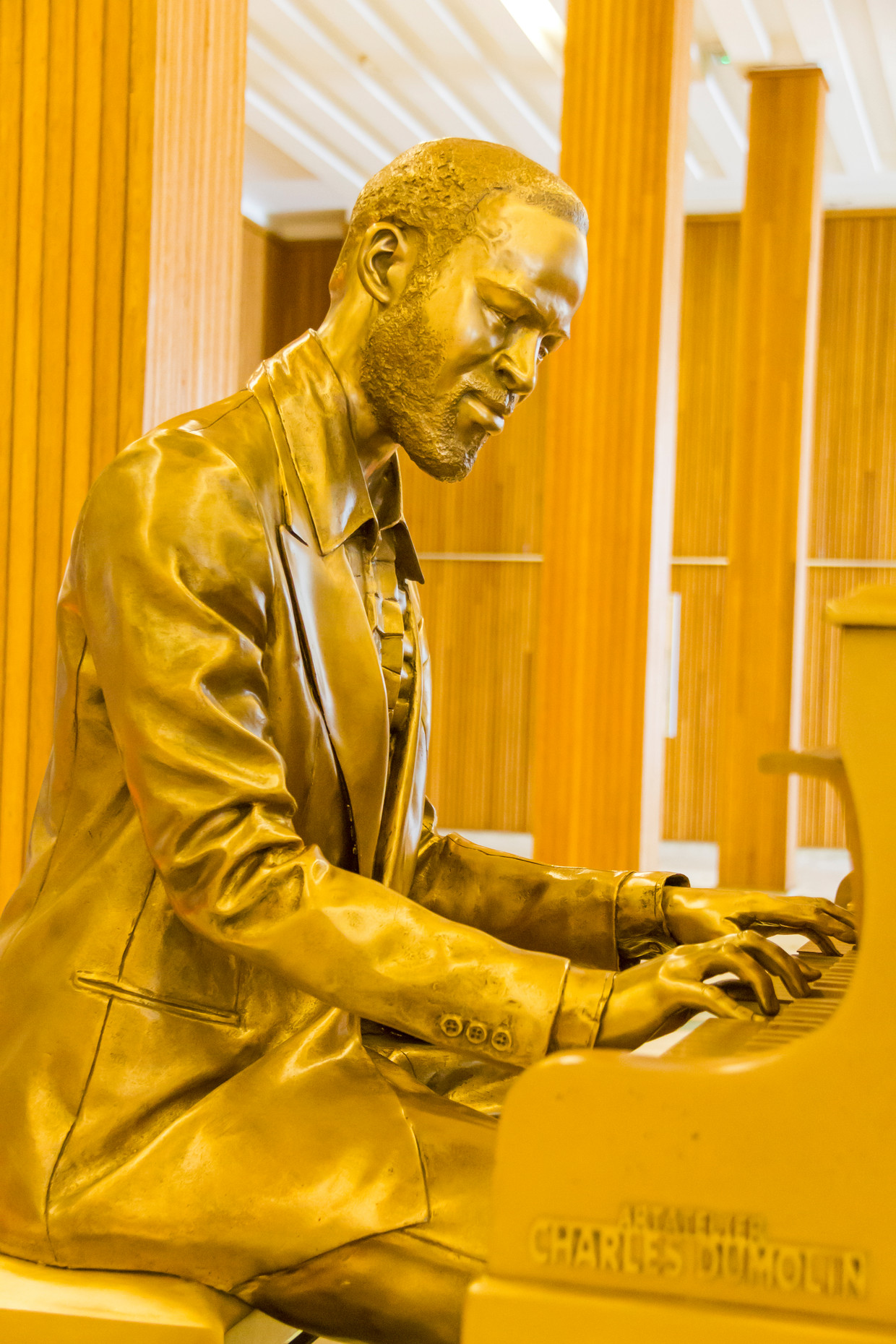 In de foyer van het Casino-Kursaal in Oostende staat een beeld van Marvin Gaye aan zijn vleugel. Beeld Sander Groen