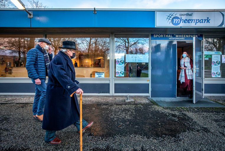 Okko Molenkamp arriveert met zijn zoon bij de sporthal waar hij als eerste thuiswonende 90-plusser gevaccineerd gaat worden.  Beeld Raymond Rutting / de Volkskrant