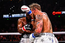 Jake Paul slaat Tyron Woodley in de zesde ronde knock-out.