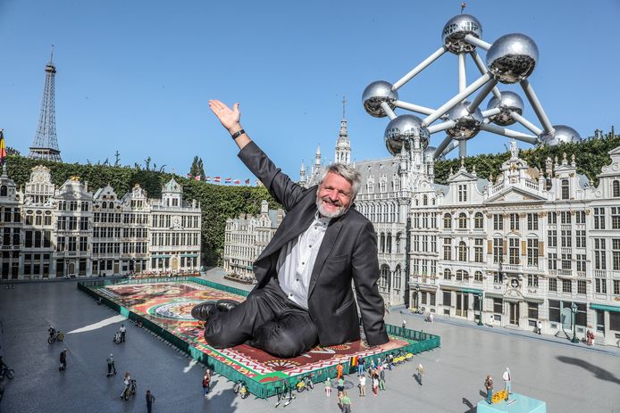 Gedelegeerd bestuurder Thierry Meeùs op de Brusselse Grote Markt in smurfenformaat. Alle 28 Europese lidstaten zijn er vertegenwoordigd met maquettes. "Enfin, 27 plus het Verenigd Koninkrijk."