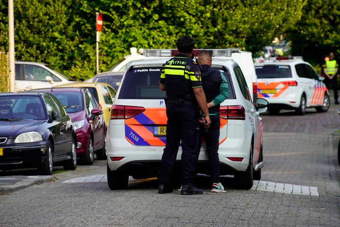 Donderdagavond 5 augustus omstreeks 19.45 uur heeft de politie diverse aanhoudingen verricht ter hoogte van het Koekoekplein in Gouda.
