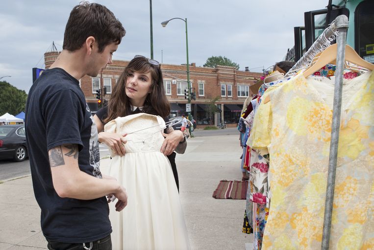 Op de Fresh Market op Logan Square is volop vintagekleding te koop. Beeld Io Cooman