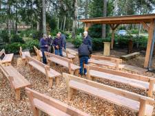 In de Boskapel in Haaksbergen samen afscheid nemen, tussen het groen en bij het fluiten van de vogels 