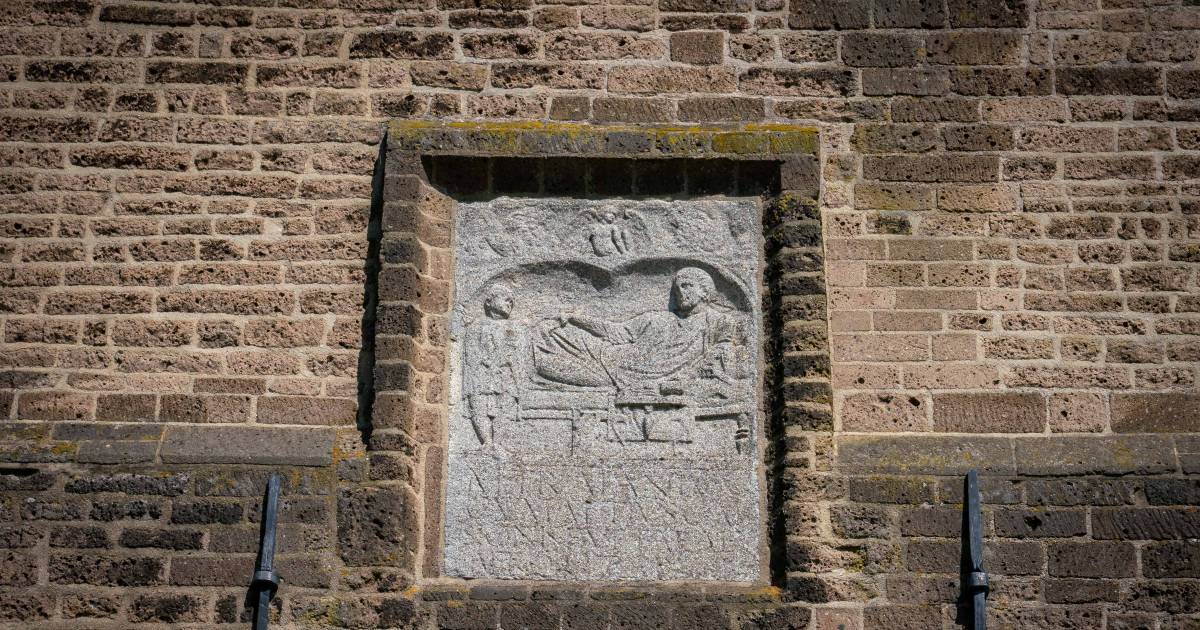 De Romeinse gevelsteen in Dodewaard is geen echte. Het origineel staat in Leiden - De Gelderlander