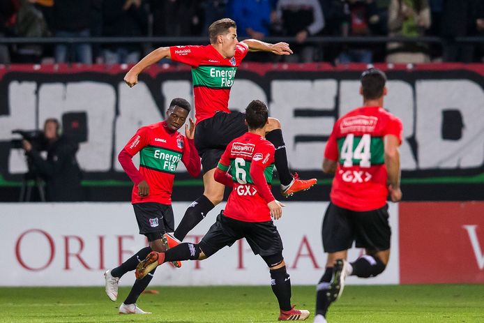NEC-spits Sven Braken springt een gat in de lucht na zijn goal tegen Go Ahead Eagles.