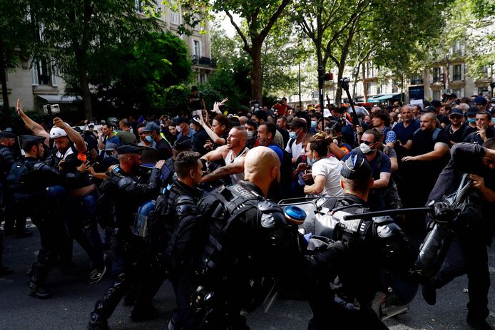 De Franse oproerpolitie had het af en toe aan de stok met de betogers in Parijs.