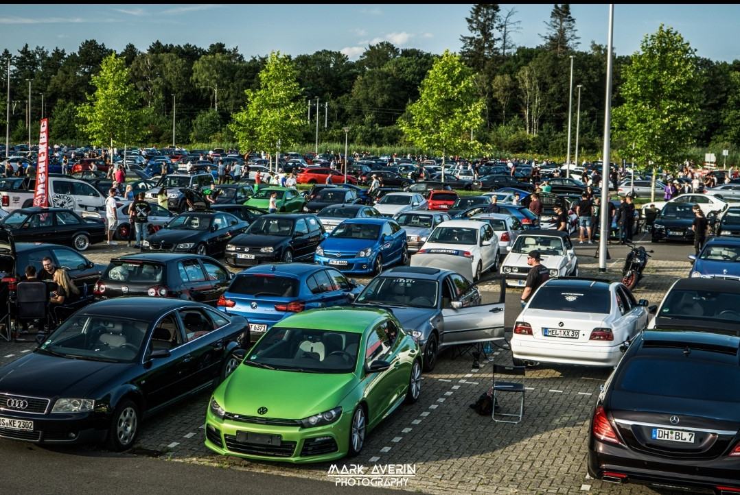 Car meeting in Enschede groot succes ‘Maar er zitten altijd rotte appels tussen’ Foto