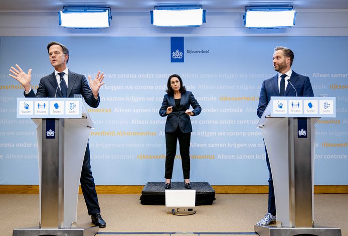 Demissionair premier Mark Rutte en demissionair minister Hugo de Jonge (Volksgezondheid, Welzijn en Sport) tijdens de persconferentie over strengere coronamaatregelen.