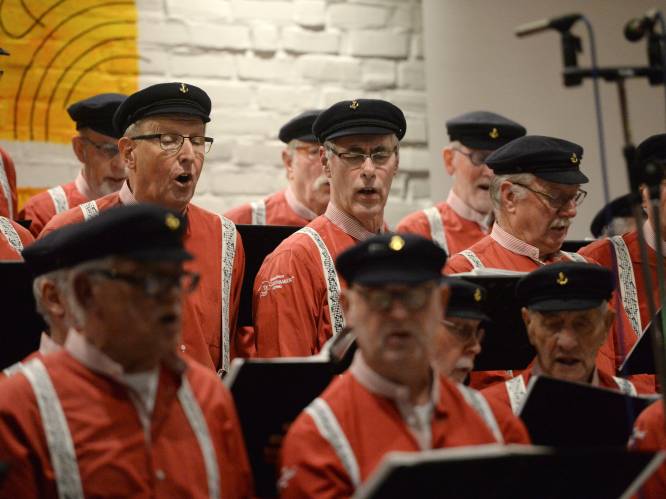 Driehonderd kelen zingen Almelo’s volkslied voor volk en vaderland