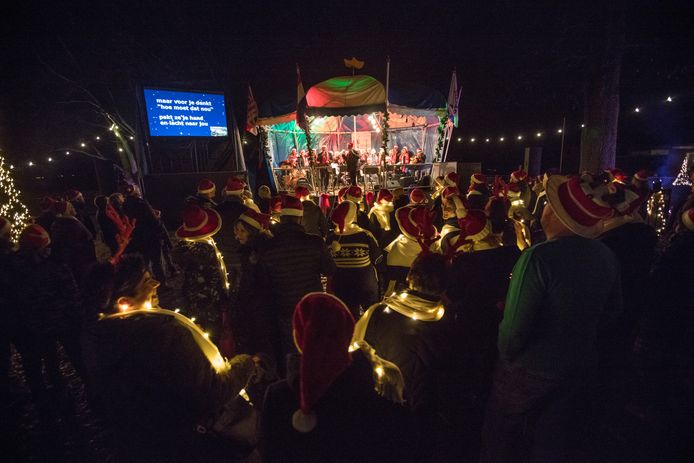 Een eerdere editie van de Xmas sing along bij de Oude Toren in Stiphout.
