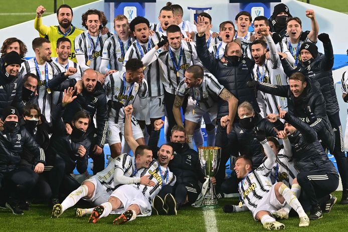 Juventus viert feest na het winnen van de Supercoppa vorig seizoen.