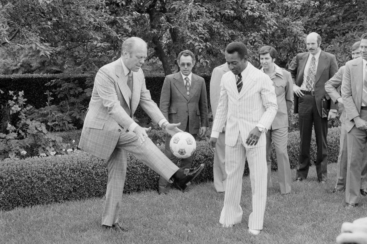In the garden of the White House, US President Gerald Ford tries to keep a ball in the air under the watchful eye of Pelé.  Image Archives Bettmann