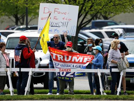 Anti-lockdownbetogers intimideren journalist, Trump keurt gedrag goed in tweet