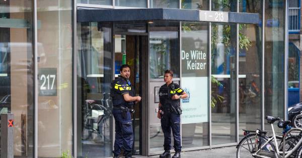 De politie wilde geen enkel risico lopen en kamt het hele gebouw uit.