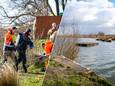 Minstens tien mensen kwamen in het water en onder het veer. Drie van hen moesten naar het ziekenhuis, onder wie de zwaargewonde Hanneke.