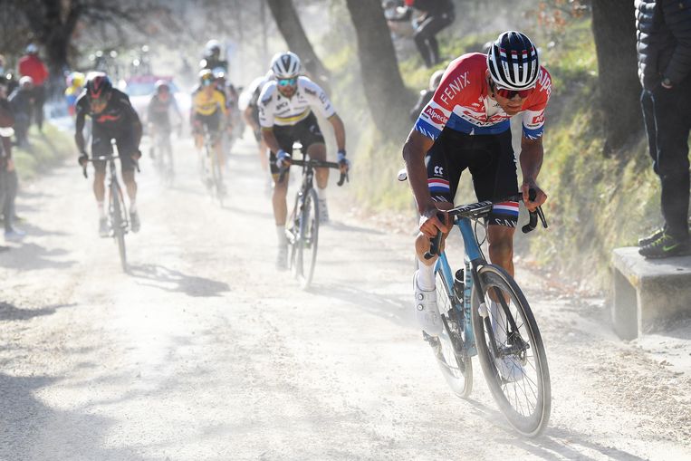 Mathieu van der Poel gaat op kop over de stoffige witte wegen op weg naar Siena.  Beeld Getty 