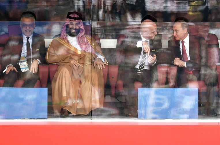 Kroonprins Mohammed bin Salman in Moskou tijdens de wedstrijd Rusland-Saudi-Arabië op het WK 2018. Via het voetbal probeert hij het imago van Saudi-Arabië op te vijzelen.  Beeld EPA