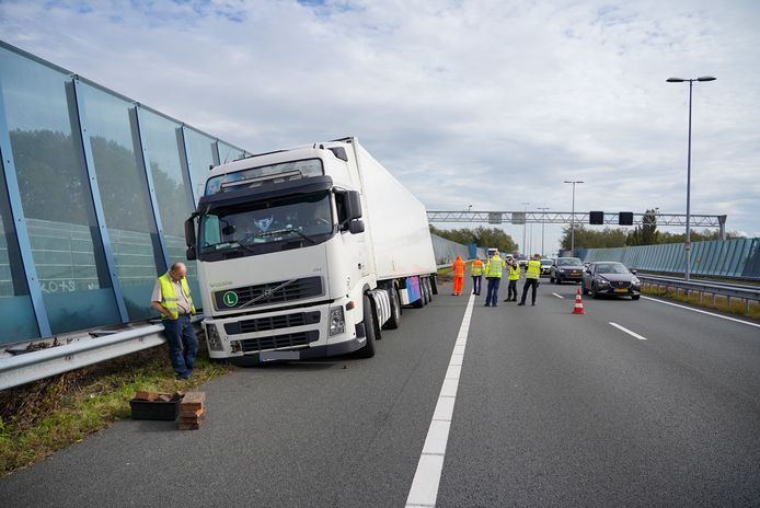 File Op A12 Bij Arnhem Neemt Af Vrachtwagen Botst Tegen Vangrail En Zit Vast In Buitenberm Arnhem Destentor Nl